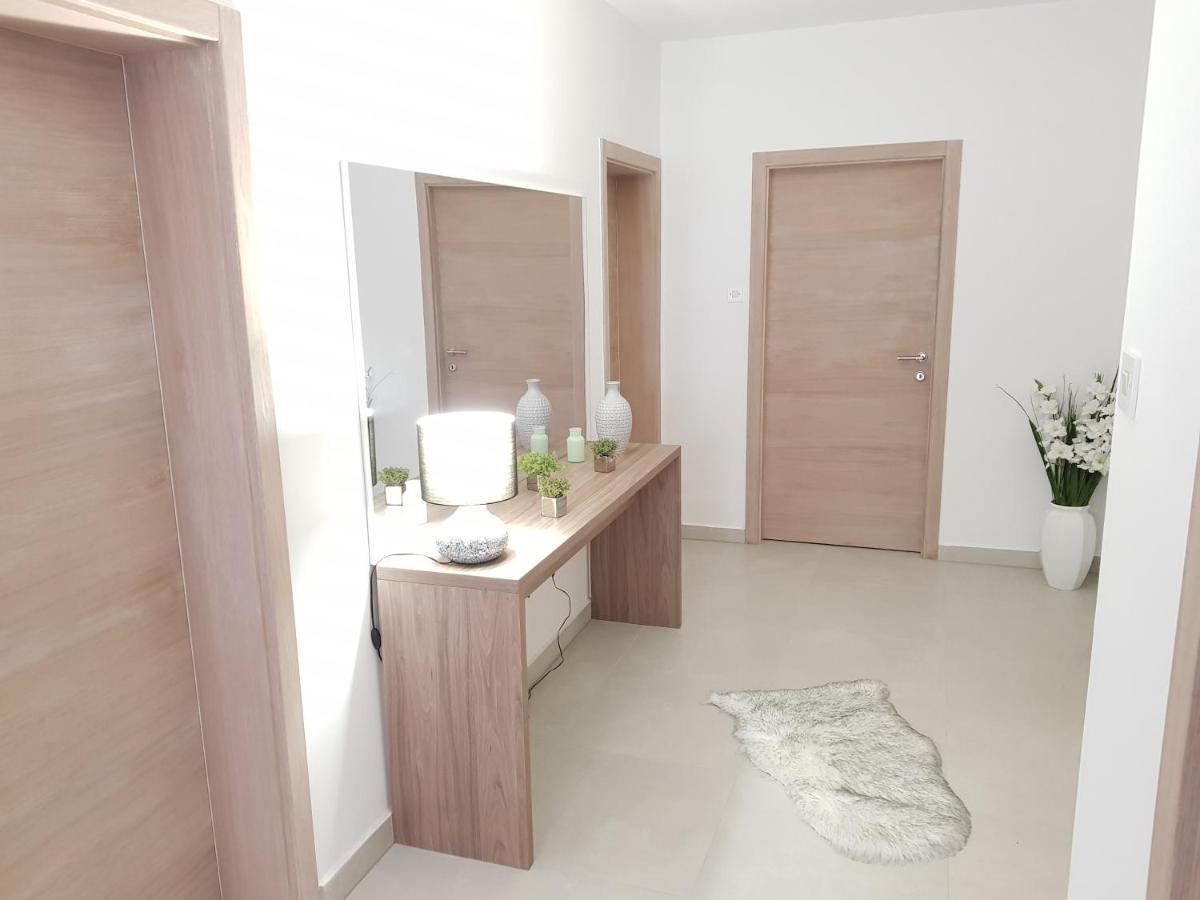 Apartmani Aria โรกอซนิซา ภายนอก รูปภาพ