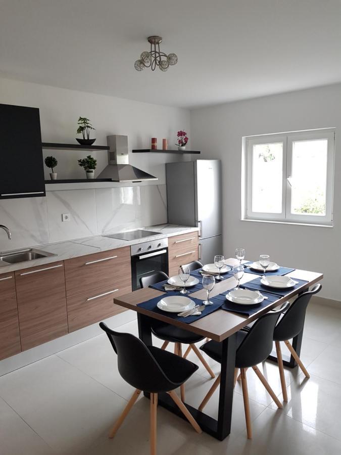 Apartmani Aria โรกอซนิซา ภายนอก รูปภาพ