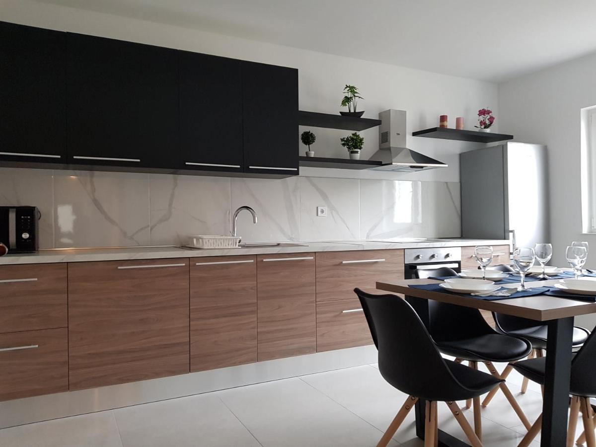 Apartmani Aria โรกอซนิซา ภายนอก รูปภาพ