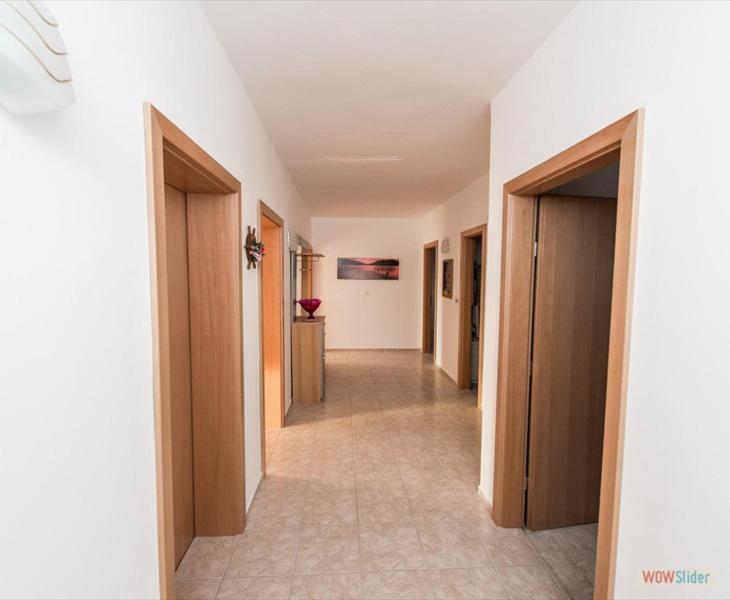 Apartmani Aria โรกอซนิซา ภายนอก รูปภาพ